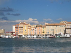 Saint-Tropez et son petit port de plaisance au soleil en fin d'après-midi par temps légèrement orageux